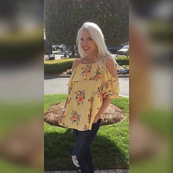 LAST 1!! ☀️ Gorgeous Pale Yellow Ruffled Tunic! - Picture 2 of 5